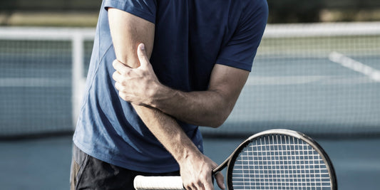 Sportif avec douleur au coude tennis elbow épicondylite — traitement naturel et orthèse — Continum Sport